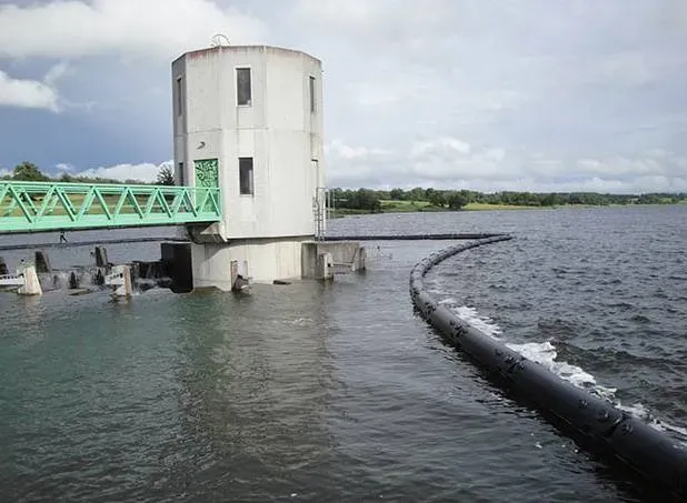 Barrage flottant près de Saint-Brieuc 